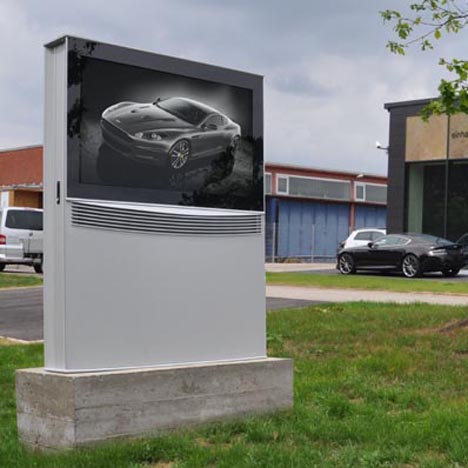DynaScan Outdoor Sunlight Readable Digital Signage Totem